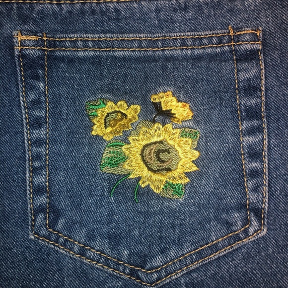 Embroidered blue jean shorts - Picture 2 of 3